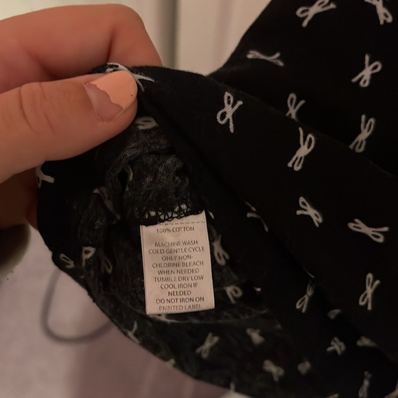 Loft Ann Taylor Black Pocket Tee W/ Bow Print Detail Size Small - Picture 4 of 5